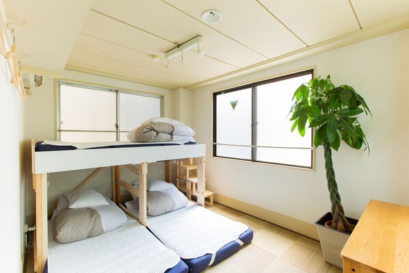 Habitación triple económica | Edredón, escritorio, tabla de planchar con plancha y wifi gratis 