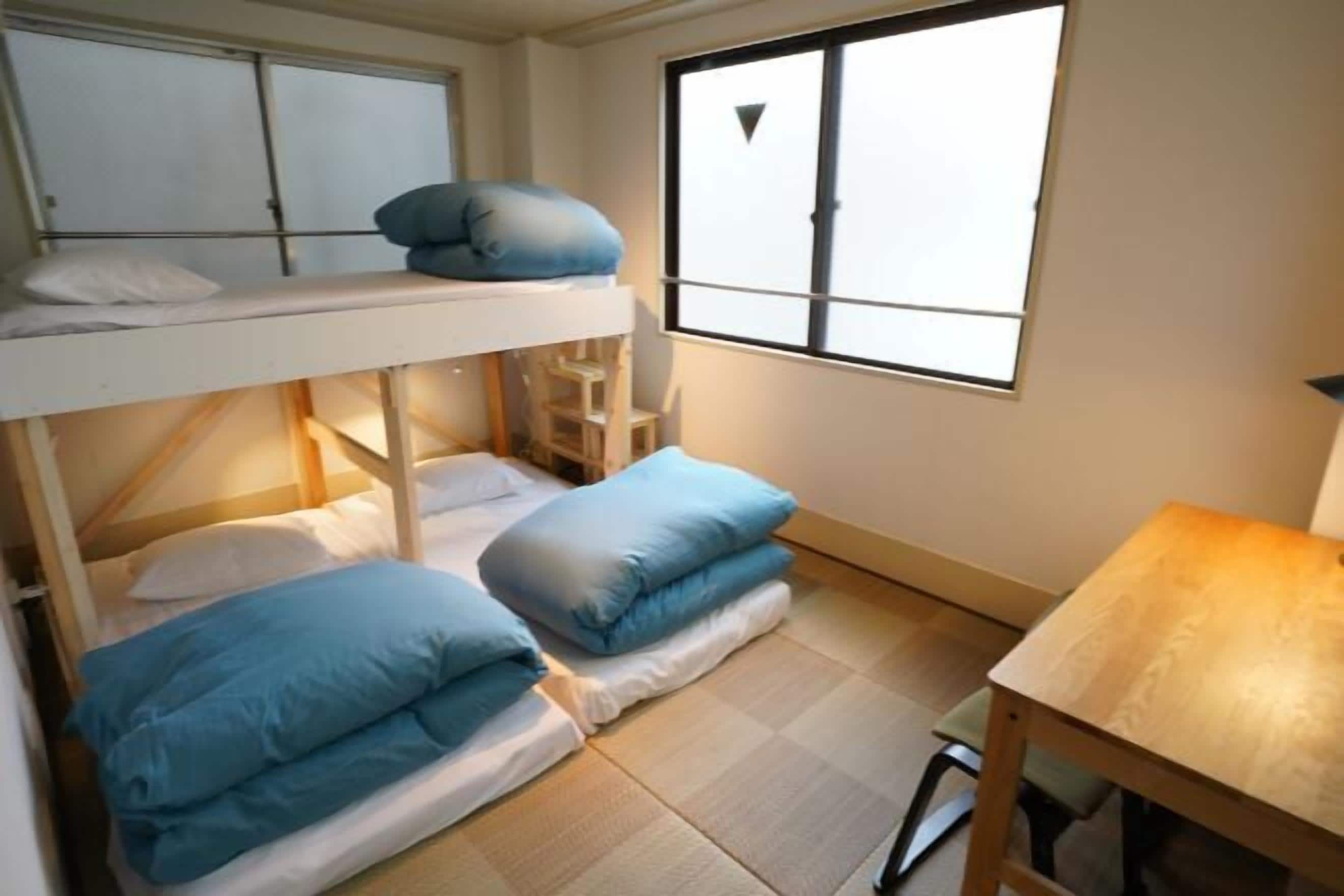 Cobrellits, escriptori, planxa i posts de planxar i wifi gratuïta 