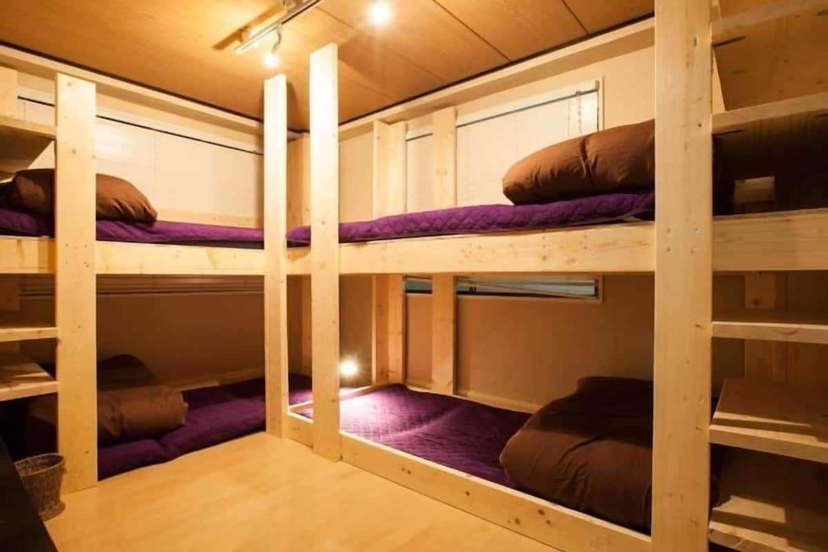 Cubrecamas, escritorio, tabla de planchar con plancha y wifi gratis