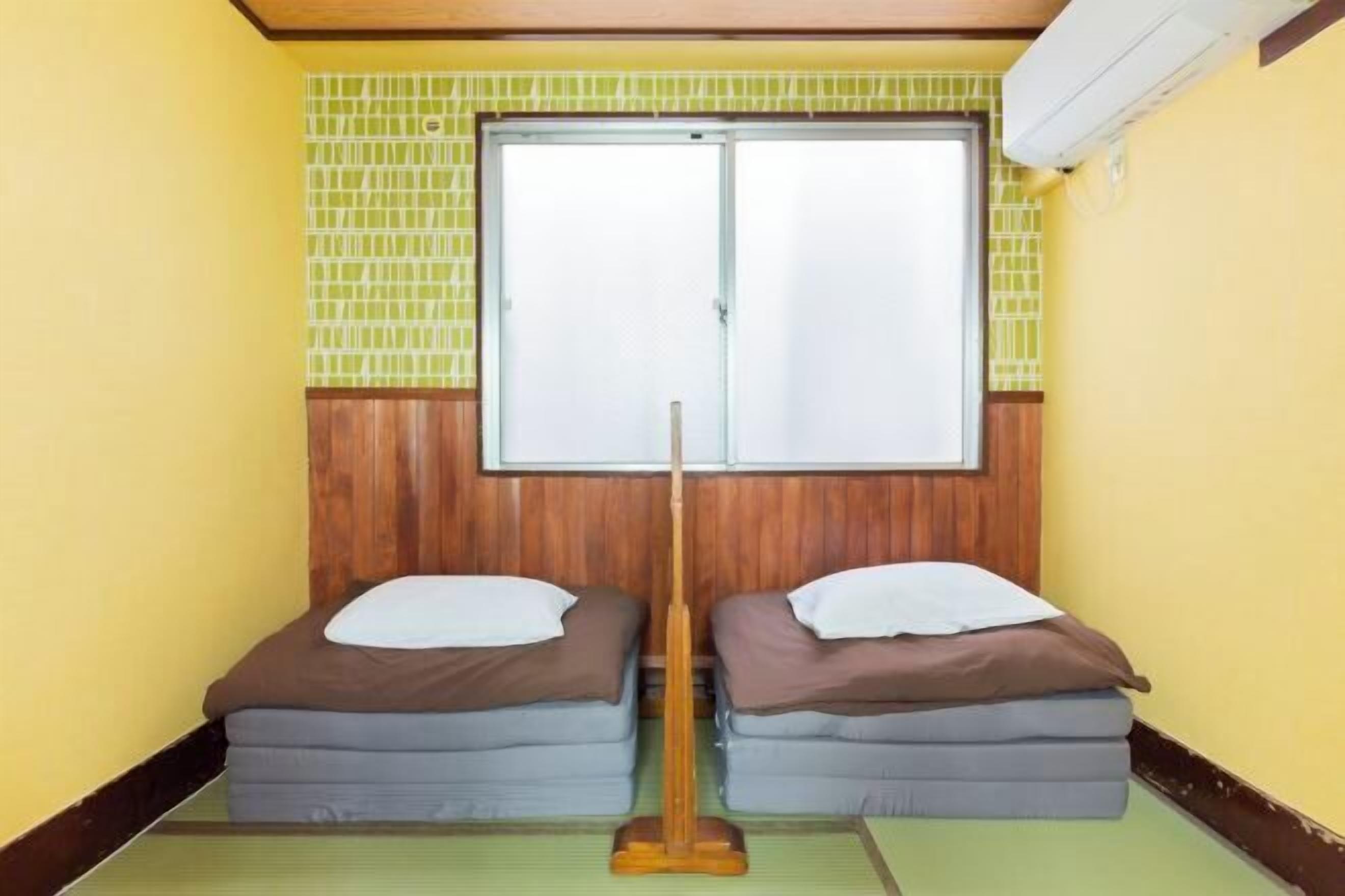 Cobrellits, escriptori, planxa i posts de planxar i wifi gratuïta 