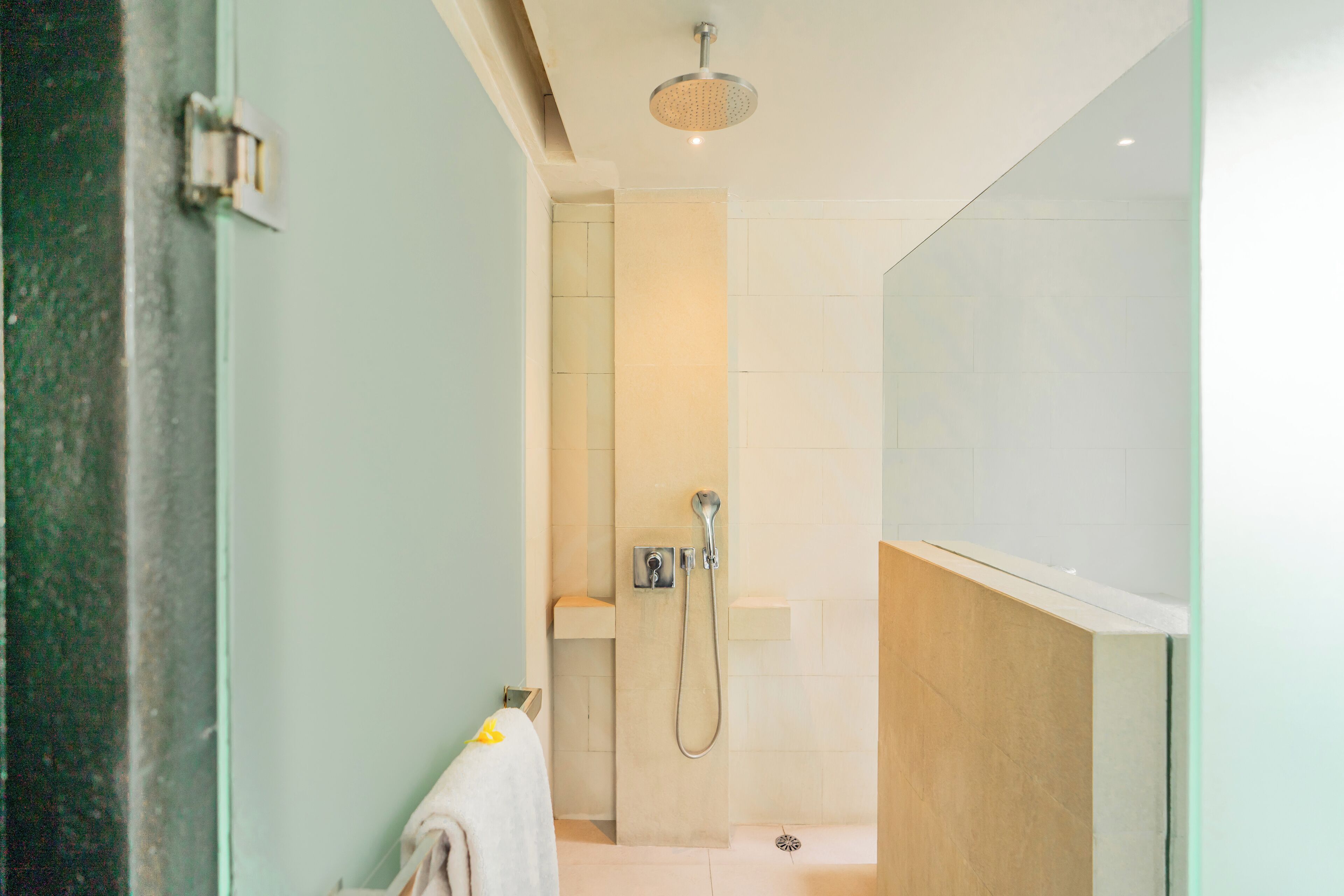 Ein modernes Badezimmer mit Dusche, Waschbecken und Spiegel.
