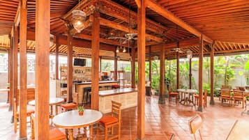 Se sirven desayunos, comidas y cenas con vista al jardín