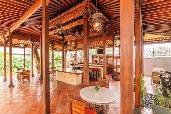 Serviço de café da manhã, almoço, jantar; vistas para o jardim