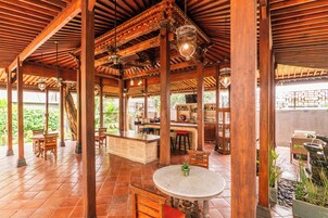 Breakfast, lunch, dinner served; garden views