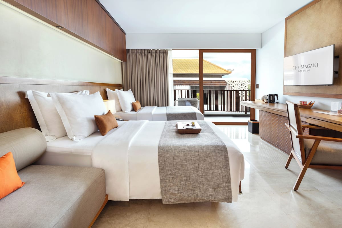 Bộ đồ giường cao cấp, minibar, két bảo mật tại phòng, bàn