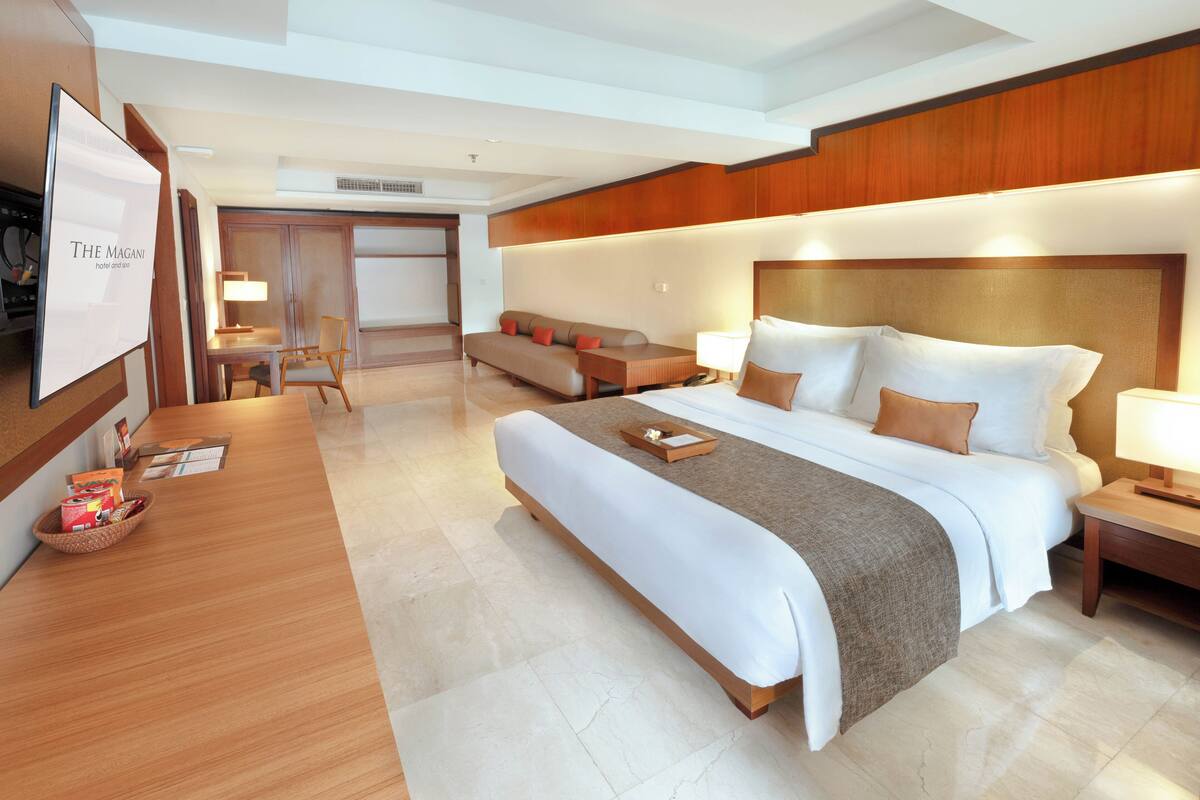 Bộ đồ giường cao cấp, minibar, két bảo mật tại phòng, bàn