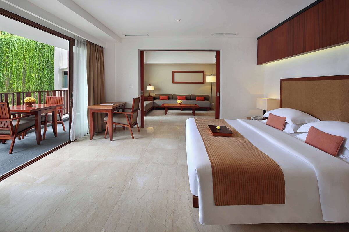 Bộ đồ giường cao cấp, minibar, két bảo mật tại phòng, bàn