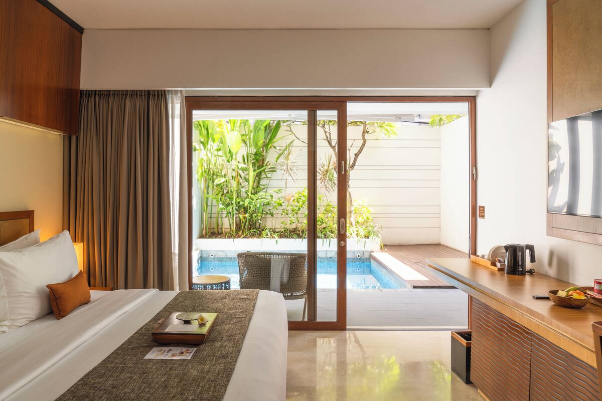 Bộ đồ giường cao cấp, minibar, két bảo mật tại phòng, bàn 