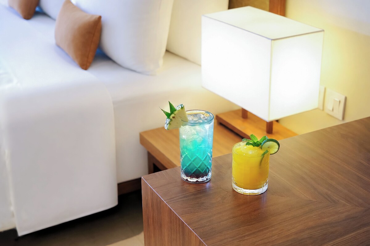 Premium bedding, minibar, in-room safe, desk
