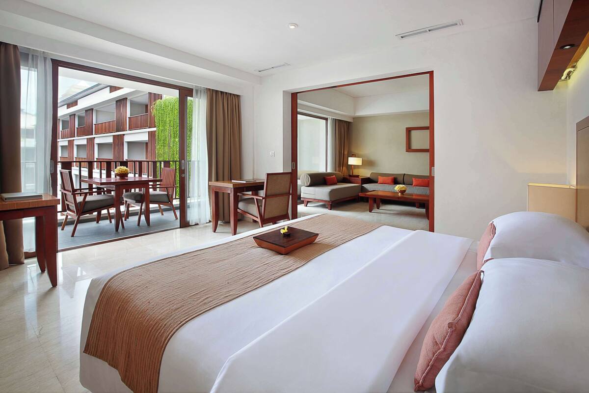 Bộ đồ giường cao cấp, minibar, két bảo mật tại phòng, bàn
