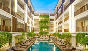 Utendørsbasseng og solsenger