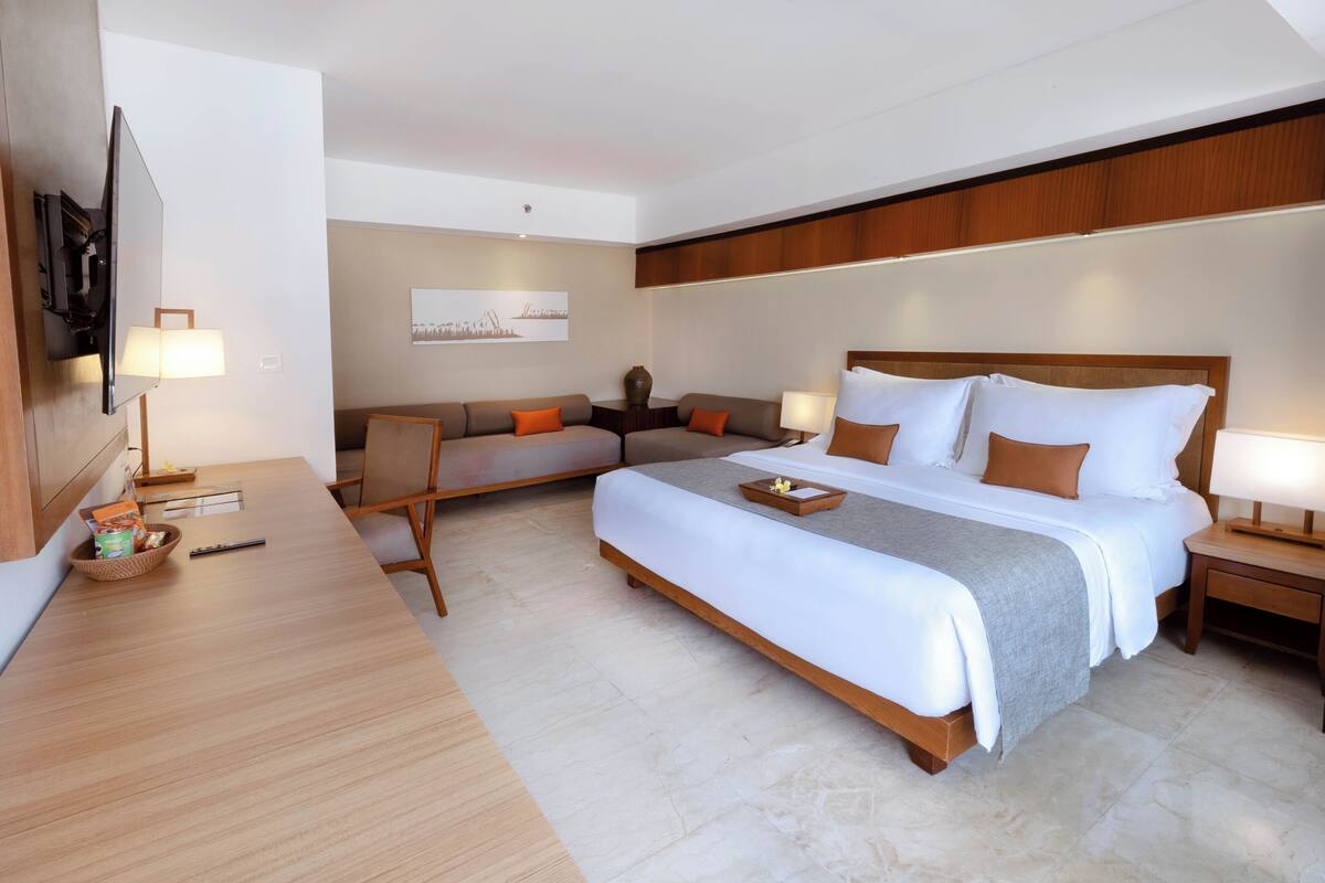 Bộ đồ giường cao cấp, minibar, két bảo mật tại phòng, bàn 