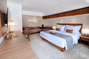 Sengetøy av topp kvalitet, minibar, safe på rommet og skrivebord