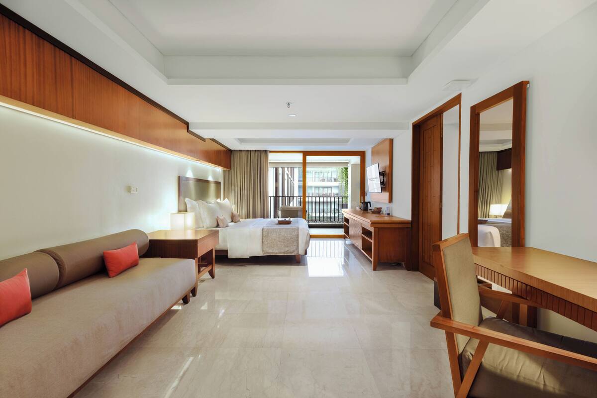 Bộ đồ giường cao cấp, minibar, két bảo mật tại phòng, bàn