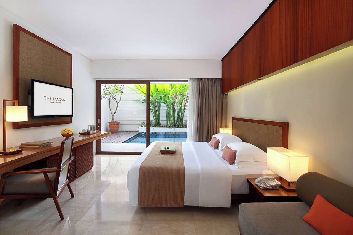Bộ đồ giường cao cấp, minibar, két bảo mật tại phòng, bàn