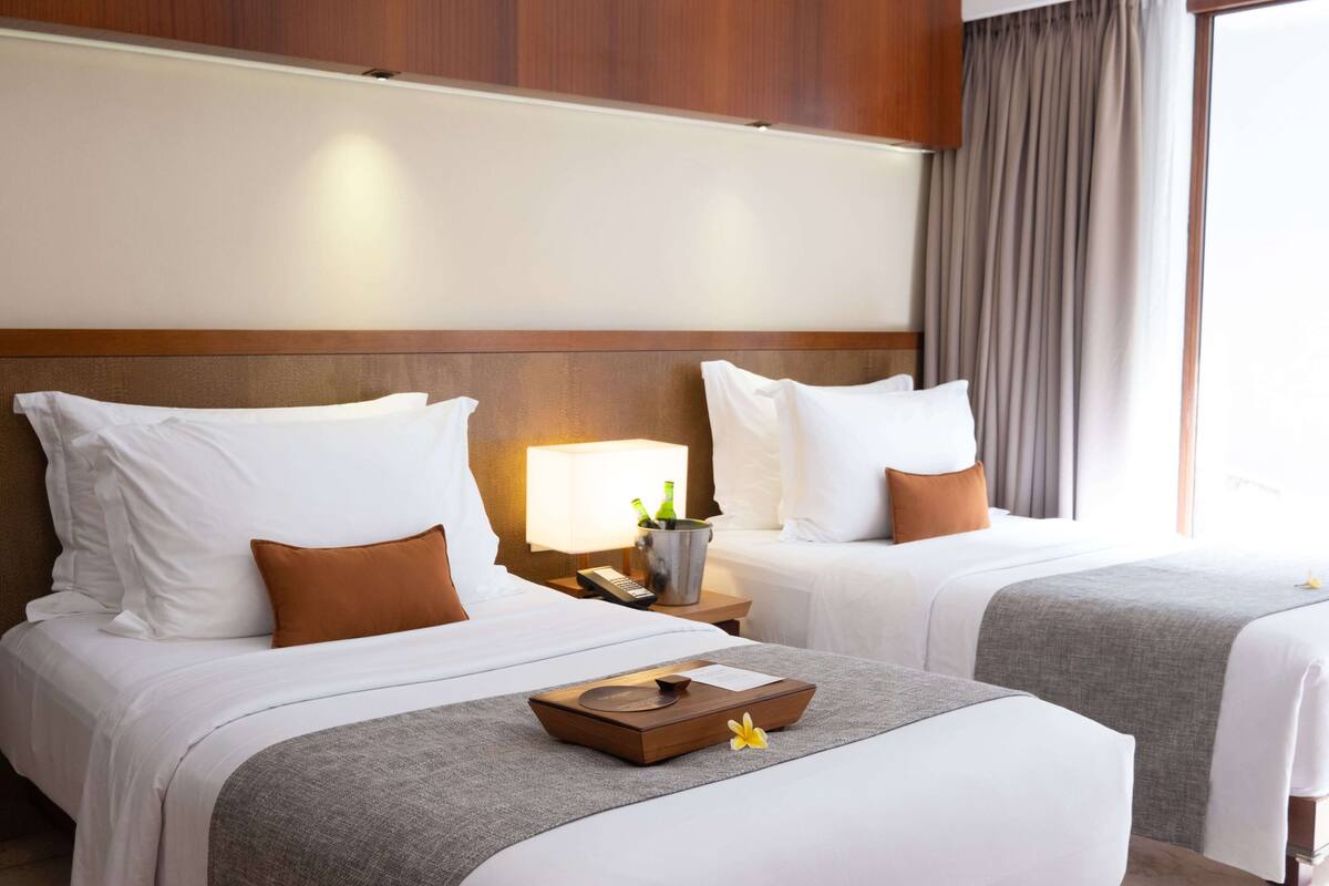Bộ đồ giường cao cấp, minibar, két bảo mật tại phòng, bàn 