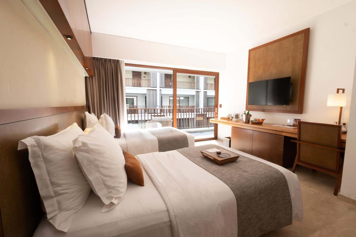 1 bedroom, premium bedding, minibar, in-room safe