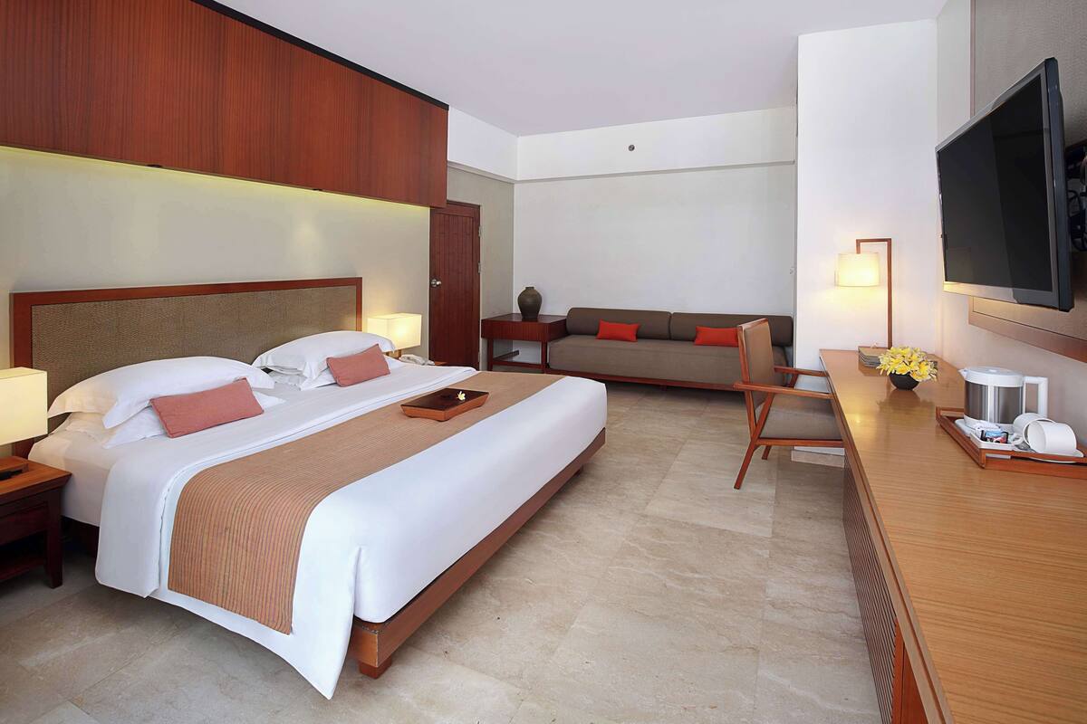 Bộ đồ giường cao cấp, minibar, két bảo mật tại phòng, bàn