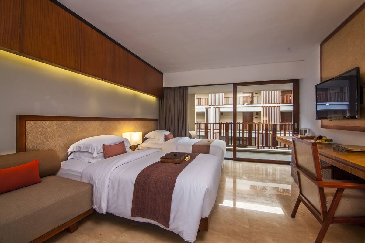 Bộ đồ giường cao cấp, minibar, két bảo mật tại phòng, bàn