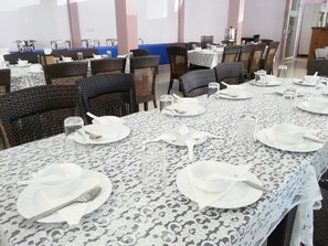 Petit déjeuner, déjeuner et dîner servis sur place