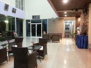 Lobby sitting area - Na Chaidej Hotel (Surat Thani)