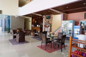 Petit déjeuner, déjeuner et dîner servis sur place
