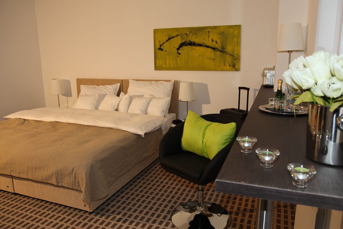 desk, laptop workspace, free wifi, bed sheets