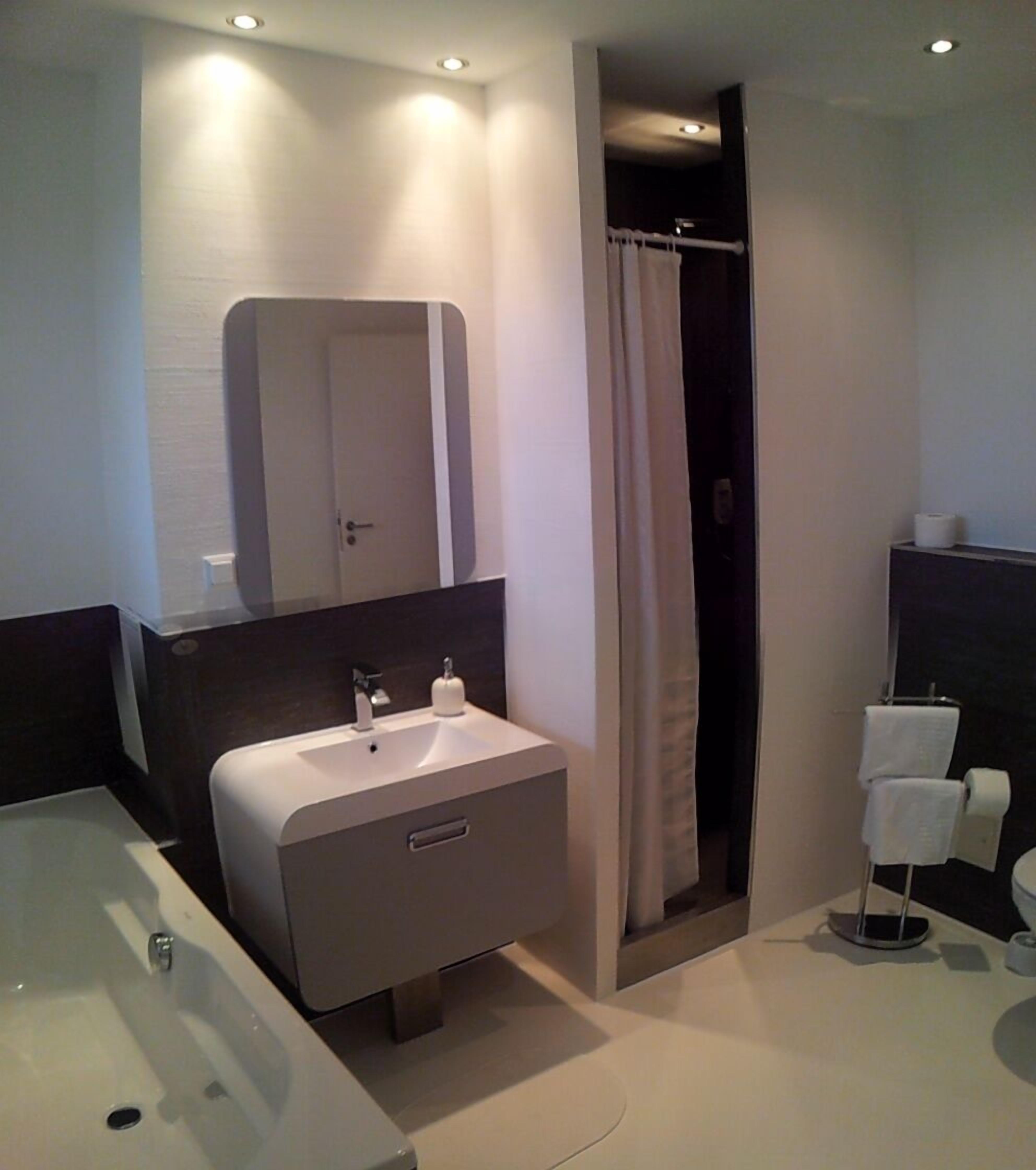 deluxe single room | bathroom | shower, rainfall showerhead, hair dryer, towels