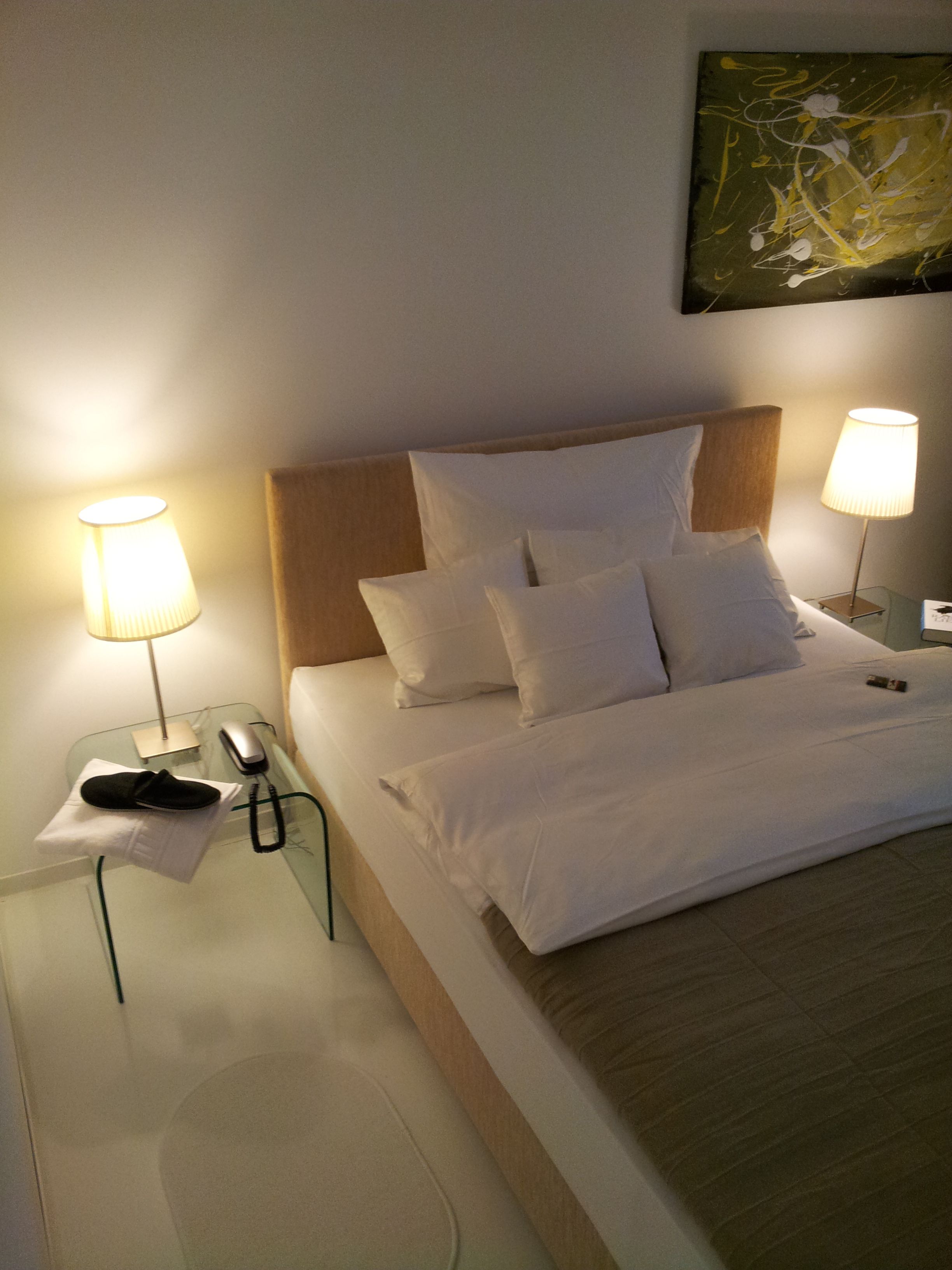 deluxe single room | desk, laptop workspace, free wifi, bed sheets