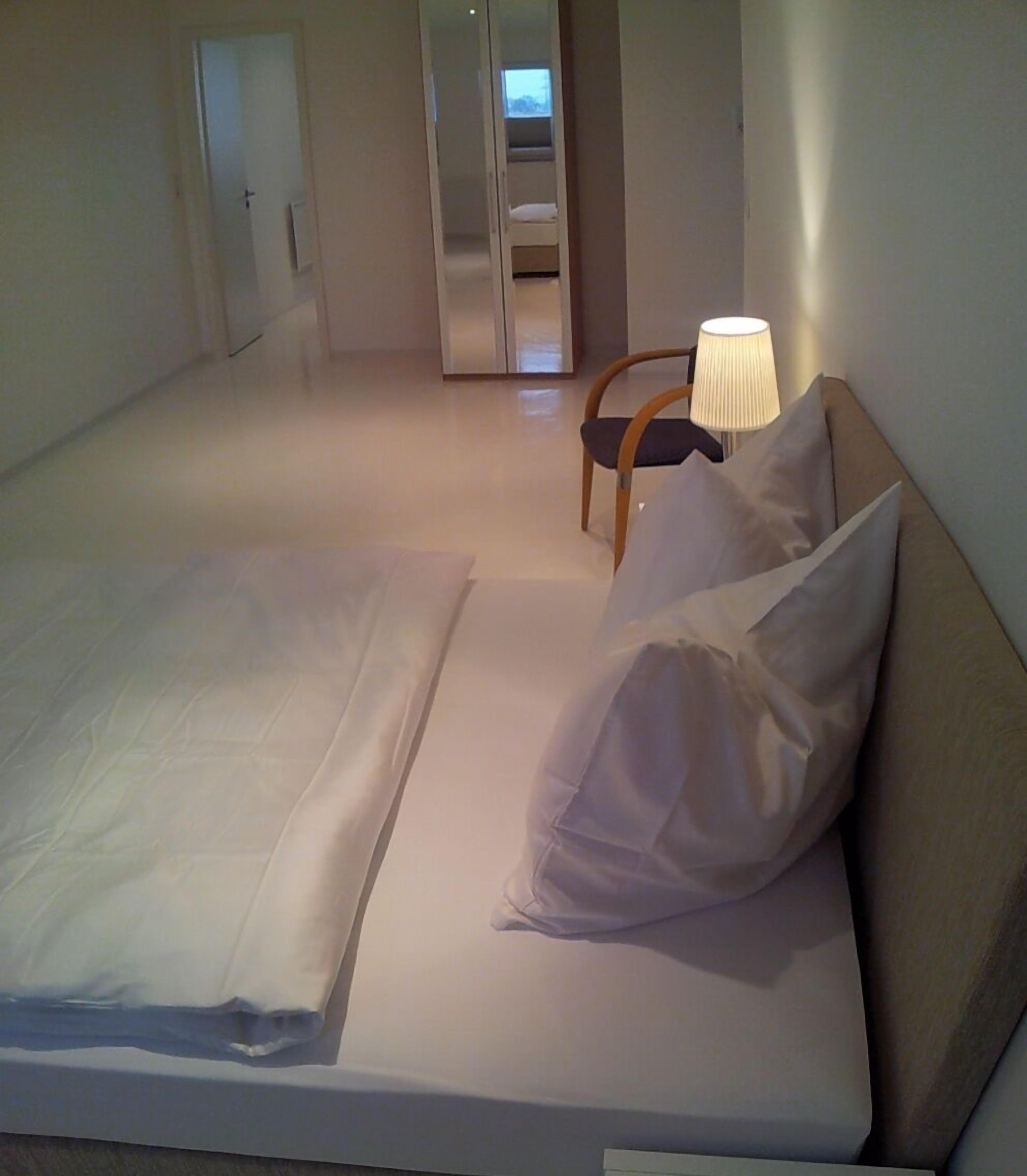 deluxe single room | desk, laptop workspace, free wifi, bed sheets