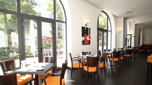 朝食 (ビュッフェ)、毎日提供 (有料)