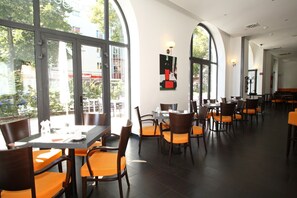 Desayuno buffet diario (EUR 12 por persona)