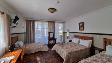 Familiekamer | Een kluis op de kamer, een bureau, een strijkplank/strijkijzer