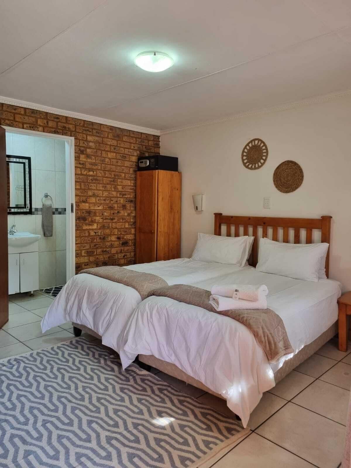 Deluxe Single / Twin Room | Cofres nos quartos, escrivaninha, ferros/tábuas de passar roupa