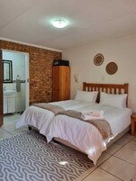 Deluxe Single / Twin Room | 客房内保险箱、办公桌、熨斗/熨板、免费 WiFi