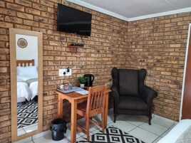 Deluxe Single / Twin Room | Una cassaforte in camera, una scrivania, ferro/asse da stiro