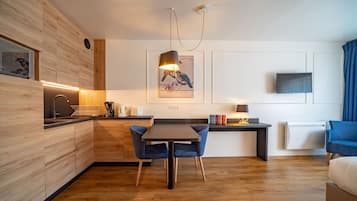 Studio | Private kitchen | Stovetop, electric kettle, cookware/dishes/utensils