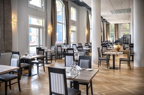 供应早餐、午餐和晚餐，花园景观