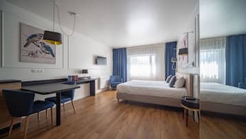 Escritorio, espacio para trabajar con laptop y cortinas blackout
