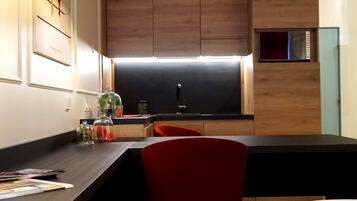 Studio | Living area | 56-cm flat-screen TV with digital channels, TV