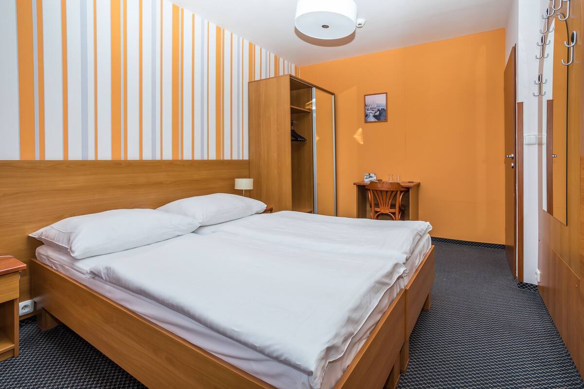 In-room safe, desk, WiFi