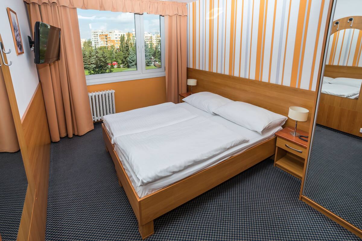 In-room safe, desk, WiFi
