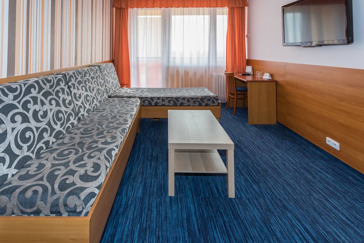 In-room safe, desk, WiFi