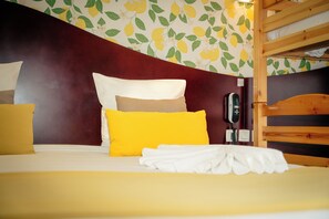 Habitación familiar | Escritorio, cortinas blackout y insonorización 