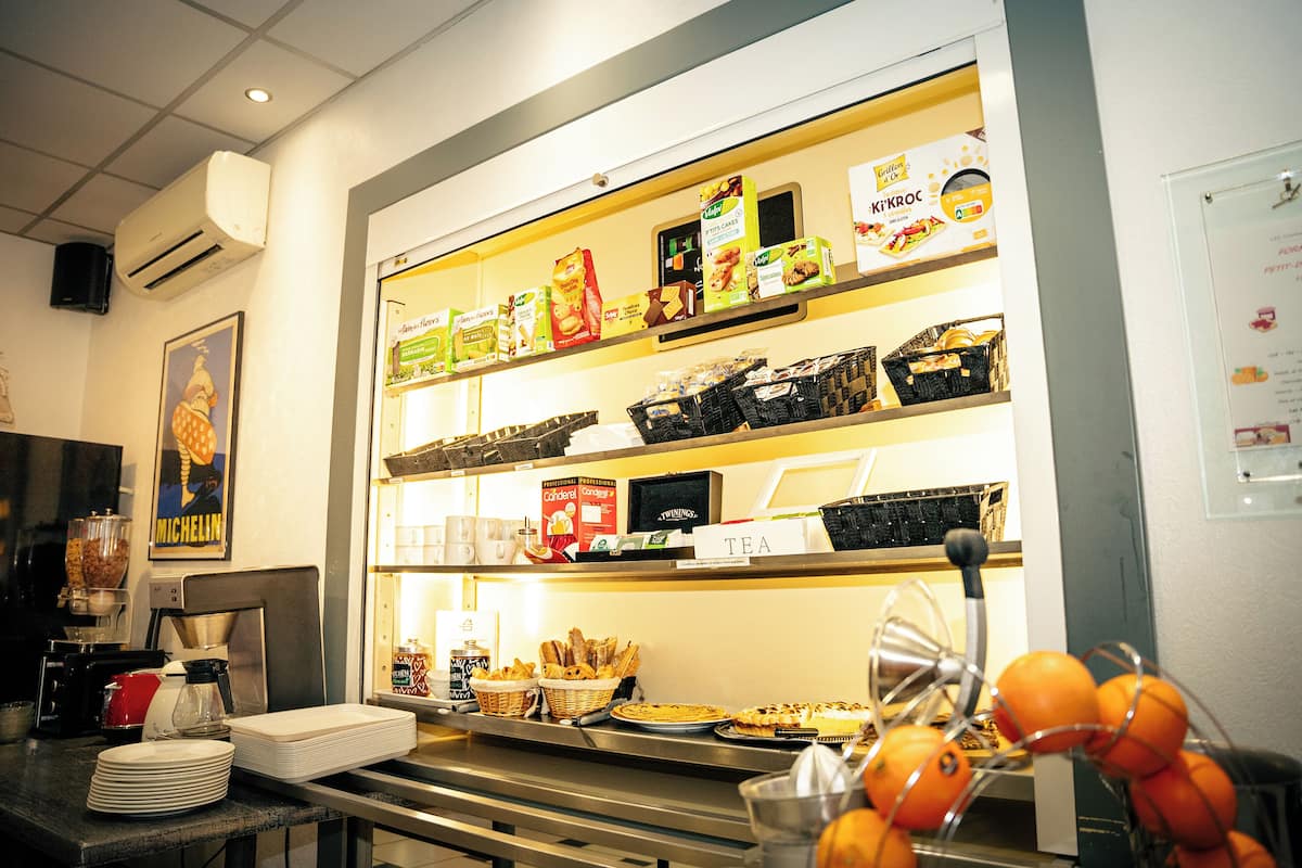 Zona de bufé con diferentes alimentos y bebidas.