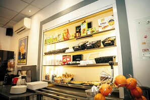 Escritorio, cortinas blackout y sistema de insonorización