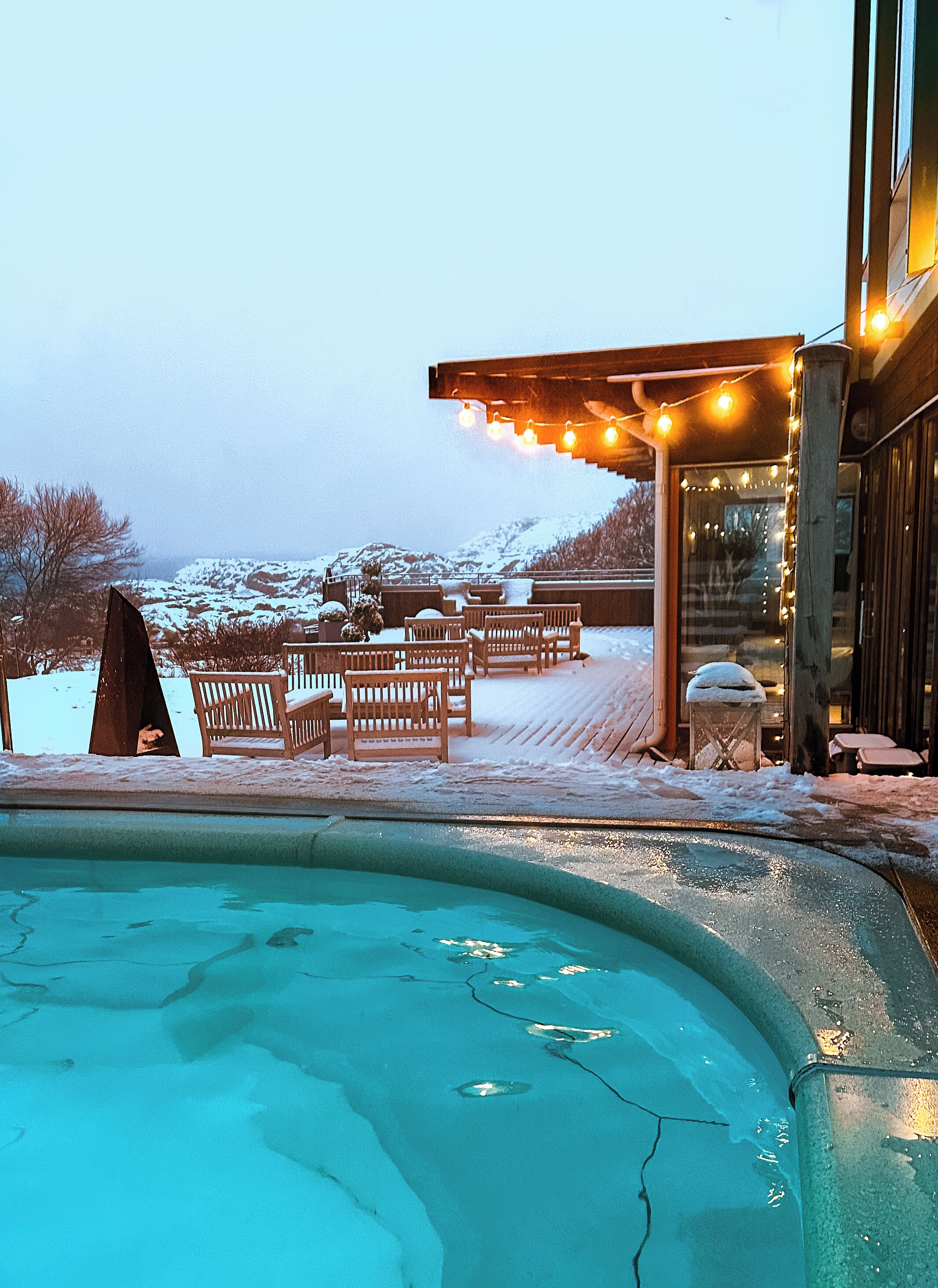 2 من حمّامات السباحة المغطاة، مقاعد للتشمس