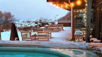 2 من حمّامات السباحة المغطاة، مقاعد للتشمس