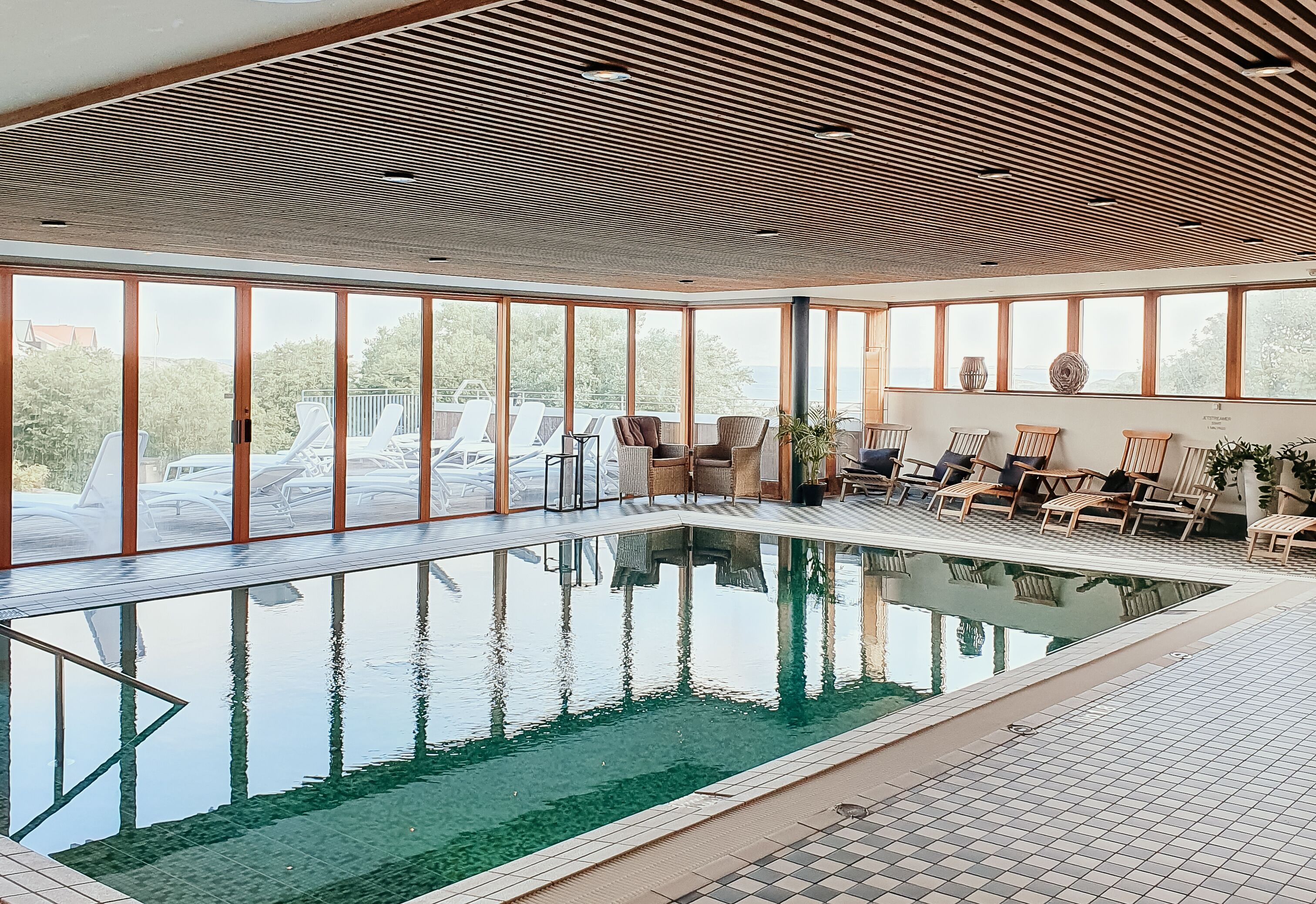 2 inomhuspooler och solstolar