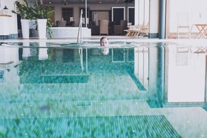 2 piscinas techadas, sillones reclinables de piscina